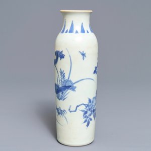Un vase de forme rouleau en porcelaine de Chine bleu et blanc du Hatcher cargo, époque Transition — photo 2