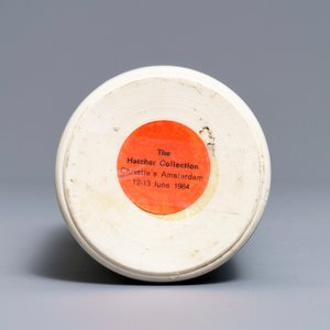 Un vase de forme rouleau en porcelaine de Chine bleu et blanc du Hatcher cargo, époque Transition — photo 6