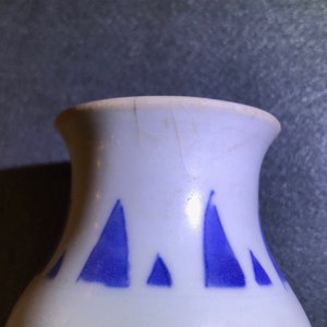Un vase de forme rouleau en porcelaine de Chine bleu et blanc du Hatcher cargo, époque Transition — photo 7