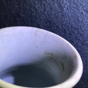 Un vase de forme rouleau en porcelaine de Chine bleu et blanc du Hatcher cargo, époque Transition — photo 8
