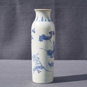 Un vase de forme rouleau en porcelaine de Chine bleu et blanc du Hatcher cargo, époque Transition — photo 10