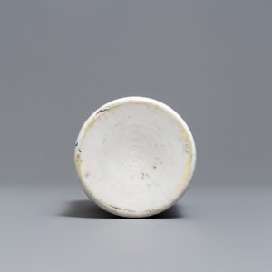 Un vase de forme rouleau en porcelaine de Chine bleu et blanc, époque Transition — photo 6