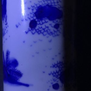 Un vase de forme rouleau en porcelaine de Chine bleu et blanc, époque Transition — photo 10