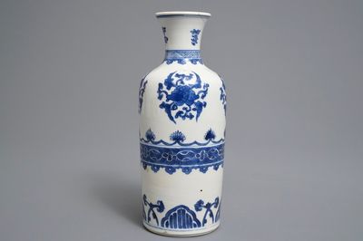 Un vase de forme rouleau en porcelaine de Chine bleu et blanc, Kangxi
