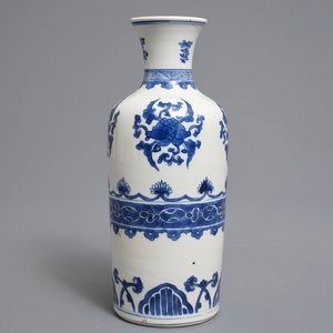 Un vase de forme rouleau en porcelaine de Chine bleu et blanc, Kangxi — photo 1