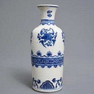 Un vase de forme rouleau en porcelaine de Chine bleu et blanc, Kangxi — photo 2