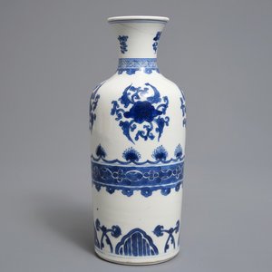 Un vase de forme rouleau en porcelaine de Chine bleu et blanc, Kangxi — photo 4