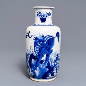 Un vase de forme rouleau en porcelaine de Chine bleu et blanc, Kangxi — photo 1