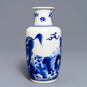 Un vase de forme rouleau en porcelaine de Chine bleu et blanc, Kangxi — photo 2