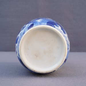 Un vase de forme rouleau en porcelaine de Chine bleu et blanc, Kangxi — photo 9