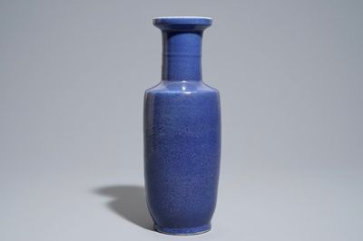 Un vase de forme rouleau en porcelaine de Chine bleu monochrome, 19/20ème