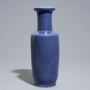 Un vase de forme rouleau en porcelaine de Chine bleu monochrome, 19/20ème — photo 2