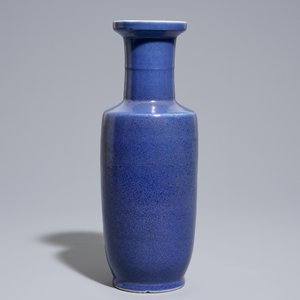 Un vase de forme rouleau en porcelaine de Chine bleu monochrome, 19/20ème — photo 4