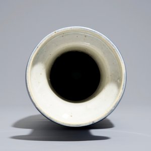 Un vase de forme rouleau en porcelaine de Chine bleu monochrome, 19/20ème — photo 5