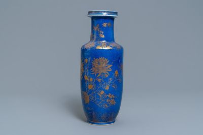 Un vase de forme rouleau en porcelaine de Chine bleu poudré et doré, 19ème