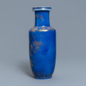 Un vase de forme rouleau en porcelaine de Chine bleu poudré et doré, 19ème — photo 2