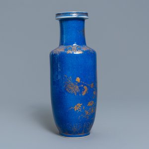Un vase de forme rouleau en porcelaine de Chine bleu poudré et doré, 19ème — photo 3