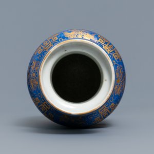 Un vase de forme rouleau en porcelaine de Chine bleu poudré et doré, 19ème — photo 4