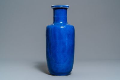 Un vase de forme rouleau en porcelaine de Chine bleu poudré monochrome, Kangxi