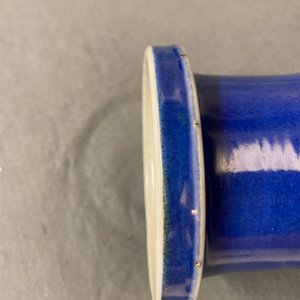 Un vase de forme rouleau en porcelaine de Chine bleu poudré monochrome, Kangxi — photo 11