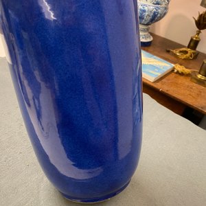 Un vase de forme rouleau en porcelaine de Chine bleu poudré monochrome, Kangxi — photo 15