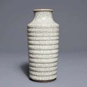 Un vase de forme rouleau en porcelaine de Chine de type ge, 19/20ème — photo 1
