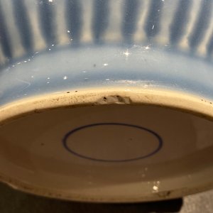 Un vase de forme rouleau en porcelaine de Chine en bleu, blanc et rouge de cuivre à fond bleu de lavande, 19/20ème — photo 13