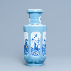 Un vase de forme rouleau en porcelaine de Chine en bleu, blanc et rouge de cuivre à fond bleu de lavande, 19/20ème — photo 2