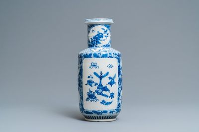 Un vase de forme rouleau en porcelaine de Chine en bleu et blanc, 19ème