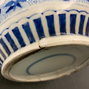 Un vase de forme rouleau en porcelaine de Chine en bleu et blanc, 19ème — photo 11