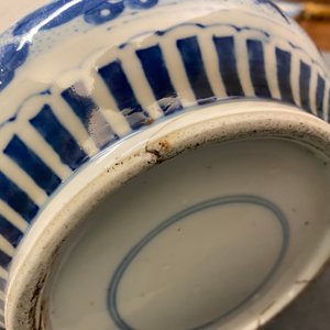 Un vase de forme rouleau en porcelaine de Chine en bleu et blanc, 19ème — photo 12