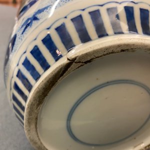 Un vase de forme rouleau en porcelaine de Chine en bleu et blanc, 19ème — photo 13