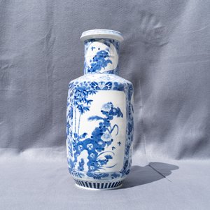 Un vase de forme rouleau en porcelaine de Chine en bleu et blanc, 19ème — photo 8