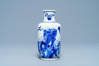 Un vase de forme rouleau en porcelaine de Chine en bleu et blanc à décor de qilins, Kangxi