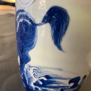 Un vase de forme rouleau en porcelaine de Chine en bleu et blanc à décor de qilins, Kangxi — photo 16