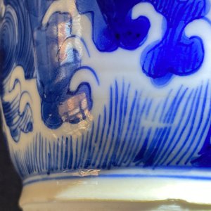 Un vase de forme rouleau en porcelaine de Chine en bleu et blanc à décor de qilins, Kangxi — photo 20
