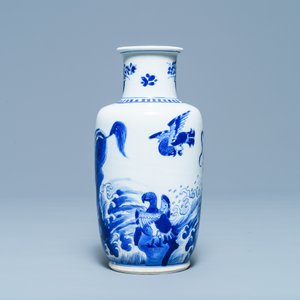 Un vase de forme rouleau en porcelaine de Chine en bleu et blanc à décor de qilins, Kangxi — photo 2