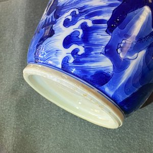 Un vase de forme rouleau en porcelaine de Chine en bleu et blanc à décor de qilins, Kangxi — photo 22