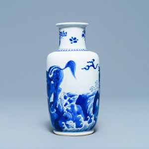 Un vase de forme rouleau en porcelaine de Chine en bleu et blanc à décor de qilins, Kangxi — photo 4