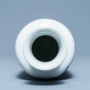 Un vase de forme rouleau en porcelaine de Chine en bleu et blanc à décor de qilins, Kangxi — photo 6