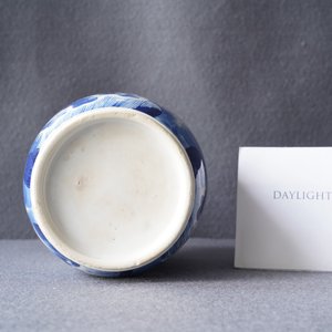 Un vase de forme rouleau en porcelaine de Chine en bleu et blanc à décor de qilins, Kangxi — photo 10