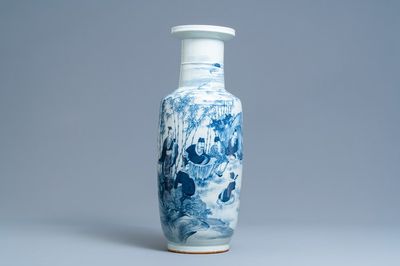 Un vase de forme rouleau en porcelaine de Chine en bleu et blanc à décor des 'Sept sages dans la forêt de bambou', 19ème
