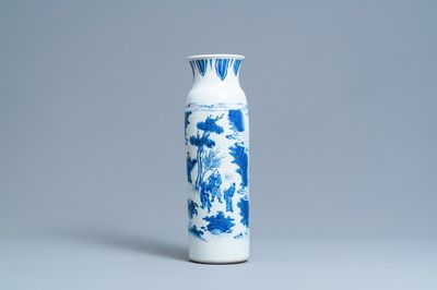 Un vase de forme rouleau en porcelaine de Chine en bleu et blanc, époque Transition