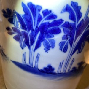 Un vase de forme rouleau en porcelaine de Chine en bleu et blanc, époque Transition — photo 11