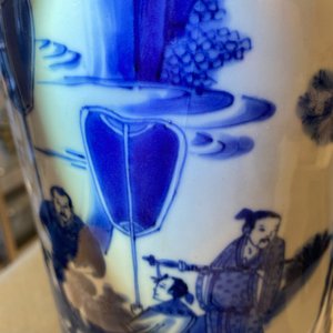 Un vase de forme rouleau en porcelaine de Chine en bleu et blanc, époque Transition — photo 16