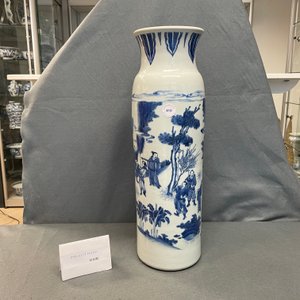 Un vase de forme rouleau en porcelaine de Chine en bleu et blanc, époque Transition — photo 20