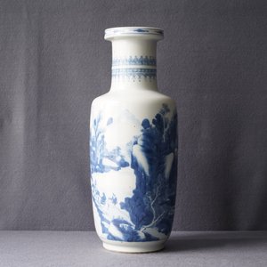 Un vase de forme rouleau en porcelaine de Chine en bleu et blanc, Kangxi — photo 23