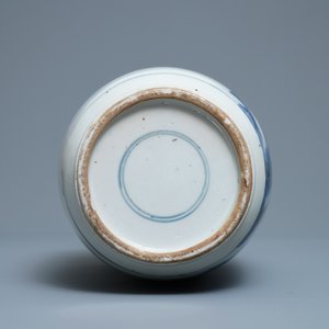 Un vase de forme rouleau en porcelaine de Chine en bleu et blanc, Kangxi — photo 6