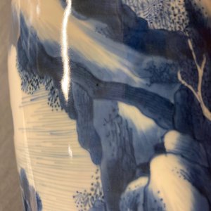 Un vase de forme rouleau en porcelaine de Chine en bleu et blanc, Kangxi — photo 9