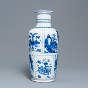 Un vase de forme rouleau en porcelaine de Chine en bleu et blanc, Kangxi — photo 2